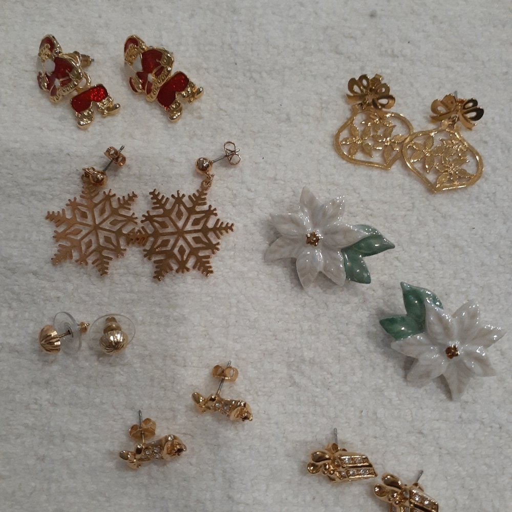 Set of 7 Christmas earrings EUC